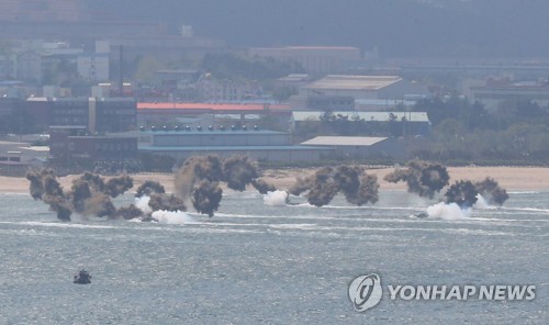 포항 앞바다에 나타난 상륙함·장갑차…해병대 "연례 훈련"