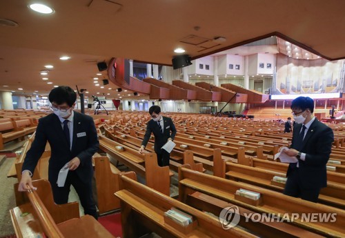 종교시설 다시 열린 첫 주말…띄엄띄엄 앉아 마스크 쓰고 '조심'