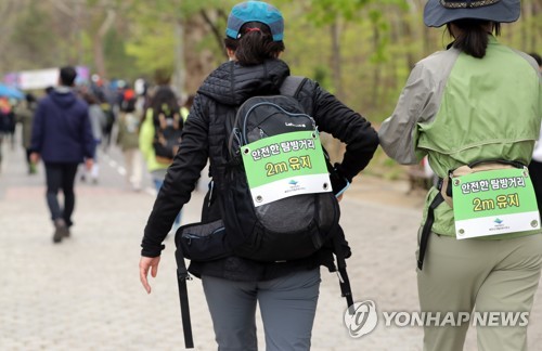 "봄이다"…사회적 거리두기 완화 첫 주말 나들이 인파 북적