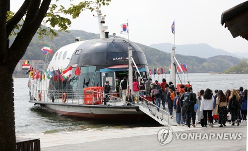 "봄이다"…사회적 거리두기 완화 첫 주말 나들이 인파 북적