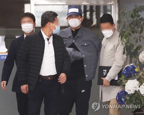 경찰, '라임 핵심' 김봉현 구속 후 첫 조사…"업무수첩 압수"