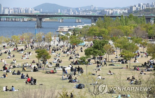 거리두기 '완화' 첫 주말…화창한 봄날씨에 나들이객 붐벼