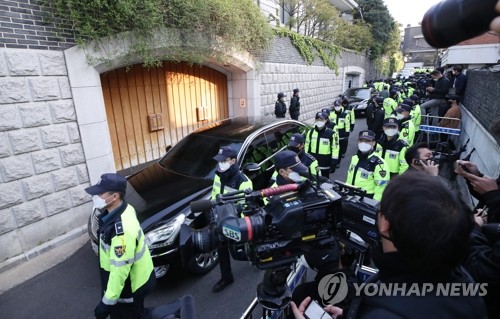 전두환, 연희동 자택 나와 승용차로 광주 출발…이순자 동행