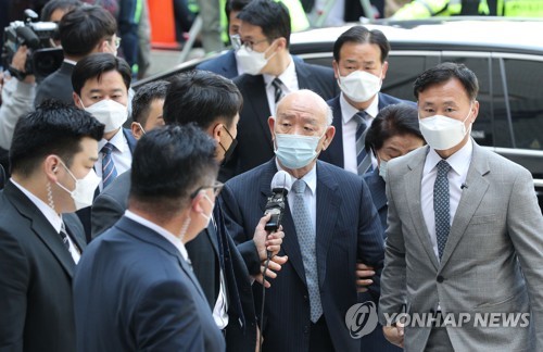 "헬기 사격 없었다"부인한 전두환, 이번 재판서도 꾸벅꾸벅(종합)