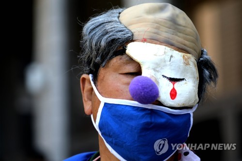 "전두환은 사죄하라" 법원 곳곳에서 터져 나온 울분