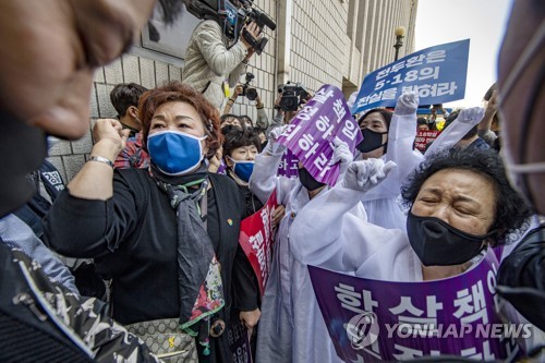 2년여를 끈 전두환 '사자명예훼손' 재판…쟁점은 헬기 사격 진위