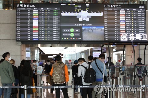 "떠나요 제주로!" 김포공항 국내선 '북적'…국제선 '썰렁'