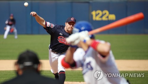 프로야구 롯데, 부친 위독한 샘슨에 특별 휴가…5월 귀국