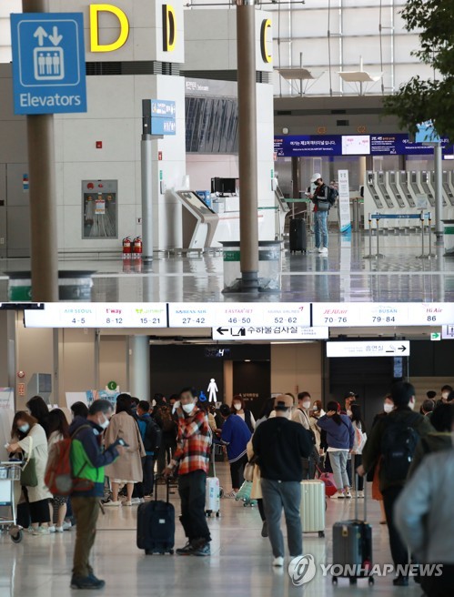 "떠나요 제주로!" 김포공항 국내선 '북적'…국제선 '썰렁'