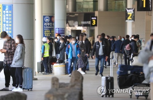 황금연휴 첫날 제주 공항·주요 관광지 '인산인해'