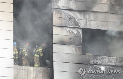 이천 물류창고 화재 현재 사망자 25명…"사상자 더 늘어날 듯"