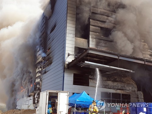 우레탄 공사중 승강기 설치 '동시작업'…위험천만 안전불감증