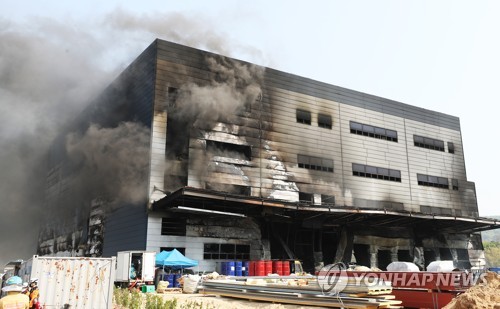 "폭발음 최소 10여차례…순식간에 검은 연기로 가득 차"