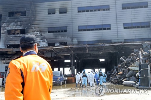 우레탄 공사중 승강기 설치 '동시작업'…위험천만 안전불감증