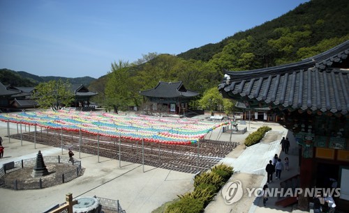 낮 최고기온 27도…부처님오신날 김제 금산사 북적