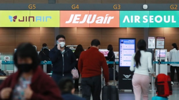 6일 항공업계에 따르면 에어서울은 이날부터 김포∼제주 노선을 주 32편 운항으로 늘리기로 했다. 신종 코로나바이러스 감염증(코로나19) 팬데믹(세계적 대유행) 상황으로 국제선 '셧다운' 위기에 저비용항공사(LCC)들이 제주 등 국내선을 다시 복구하고 나섰다. 사진=연합뉴스