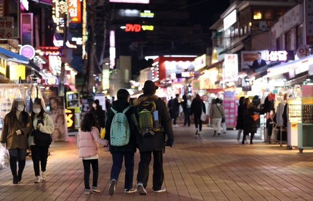 유흥시설이 밀집한 서울 마포구 홍대거리 모습. 사진=연합뉴스