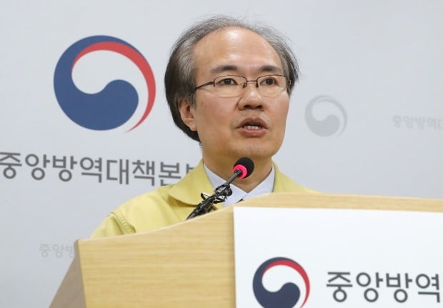 권준욱 중앙방역대책부본부장이 정례브리핑을 하고 있다. 사진=연합뉴스