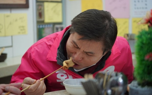 전원책 변호사는 21일 라디오 방송에 출연해 황교안 통합당 대표의 화법, 걸음걸이, 어묵 먹방 모두 문제라고 지적했다. 사진은 선거운동 당시 황 대표가 어묵을 먹고 있는 모습. /사진=연합뉴스