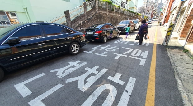 불법 주정차에 아찔한 학교 앞 /사진=연합뉴스