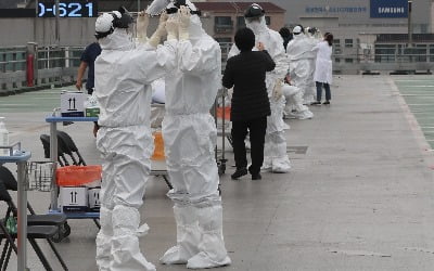 [속보] 당국 "코로나 확진자 접촉자 조사범위 확대…증상발생 2일 전까지"