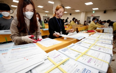 우리가 봉이냐?…정책 사각지대 '맞벌이 부부의 눈물'