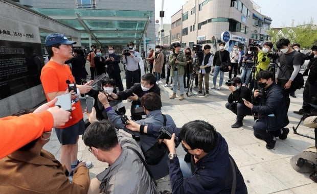 국민의당 안철수 대표가 1일 오후 전남 여수시 이순신광장에서 국토 400km 종주를 시작하기에 앞서 입장을 밝히고 있다.  (사진=연합뉴스)