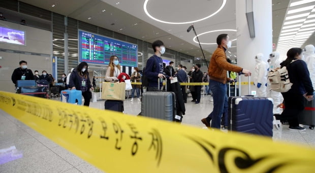 이탈리아의 밀라노 지역 교민과 주재원 등이 1일 오후 전세기를 타고 인천국제공항 2터미널을 통해 귀국하고 있다. /사진=연합뉴스