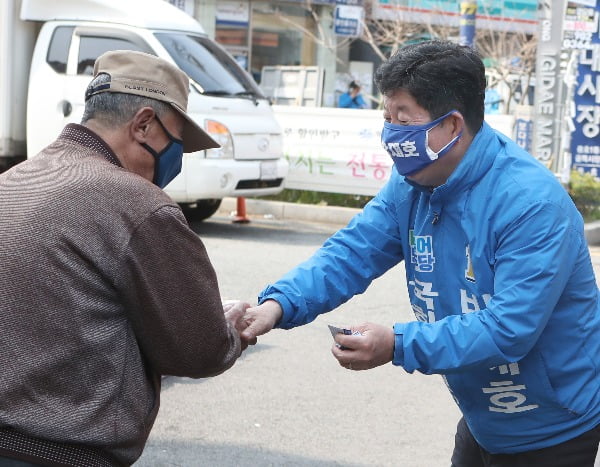 제21대 총선 부산 남구을에 출마한 더불어민주당 박재호 후보. 사진=연합뉴스