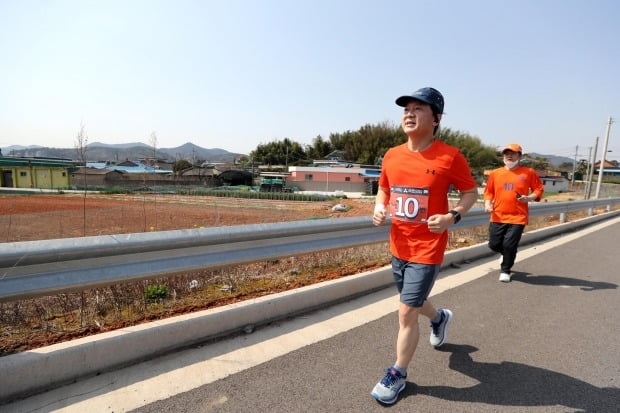 4·15 총선을 앞두고 국토 종주를 시작한 국민의당 안철수 대표가 2일 오전 전남 여수시 율촌면 율촌산단 도로를 달리고 있다. 안 대표는 수도권을 향해 오전과 오후에 2∼3시간씩 달리며 하루에 30km씩 이동할 계획이다.  (사진=연합뉴스)