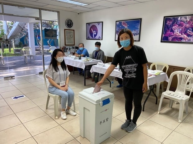 브루나이 한국 교민이 주브루나이 한국대사관 투표소를 찾아 21대 총선 소중한 한 표를 행사하고 있다. /사진=연합뉴스