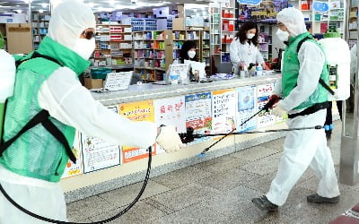 코로나 환자 1만명 넘었다…끊이지 않는 집단발병·해외유입