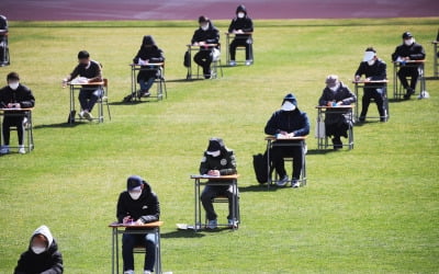 축구장에 책상 140개가 놓인 이유…코로나가 불러온 '진풍경'