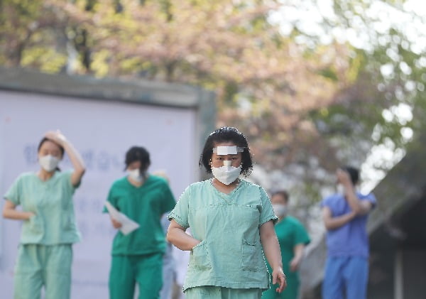 지난 7일 대구동산병원 의료진이 신종 코로나바이러스 감염증(코로나19) 확진자 치료를 위한 음압병실 근무 투입을 위해 걸어가고 있다/사진=연합뉴스