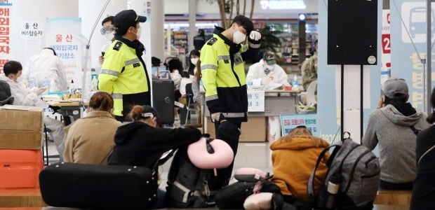 인천국제공항 입국자들이 지역별 버스를 기다리고 있다. /사진=연합뉴스