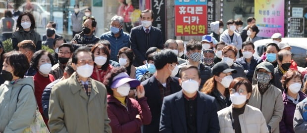 8일 오전 한 정당의 유세가 열린 경기도 시흥시 삼미시장 입구에서 유권자들이 후보 지지 연설을 경청하고  있다.  사진=연합뉴스