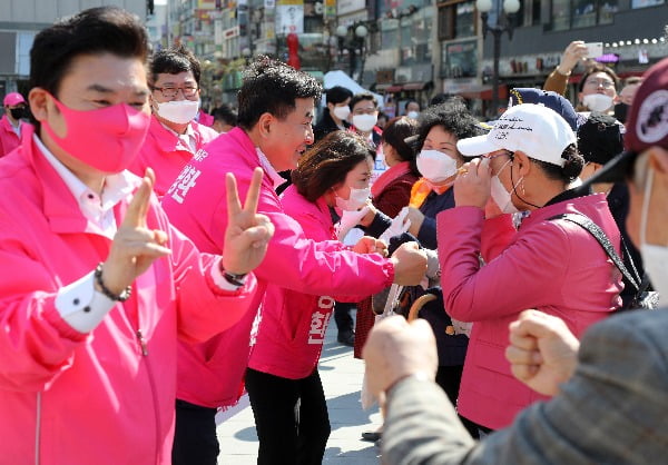 미래한국당 원유철 대표가 경기 고양 화정역에서 통합당 고양갑 이경환 후보 지원유세를 벌이고 있다. 사진=연합뉴스