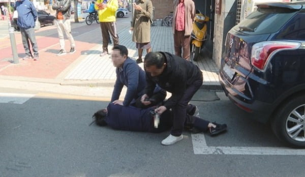 흉기 들고 오세훈 후보 유세현장 접근하던 남성 체포. 사진=연합뉴스