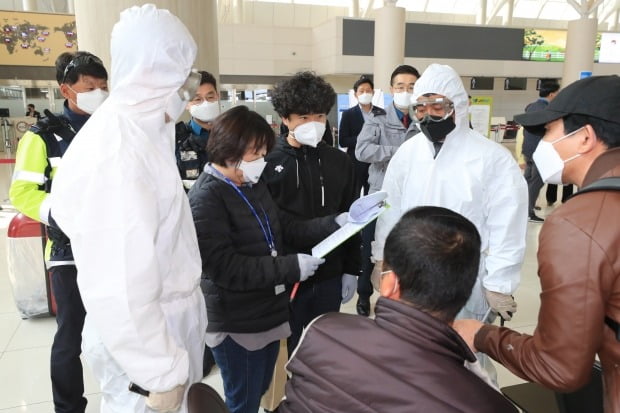 지난 9일 오후 제주국제공항에서 제주지방경찰청 공항경찰대 주관으로 무단 이탈한 코로나19 자가격리자를 재격리하는 모의 훈련이 열리고 있다. 사진=연합뉴스