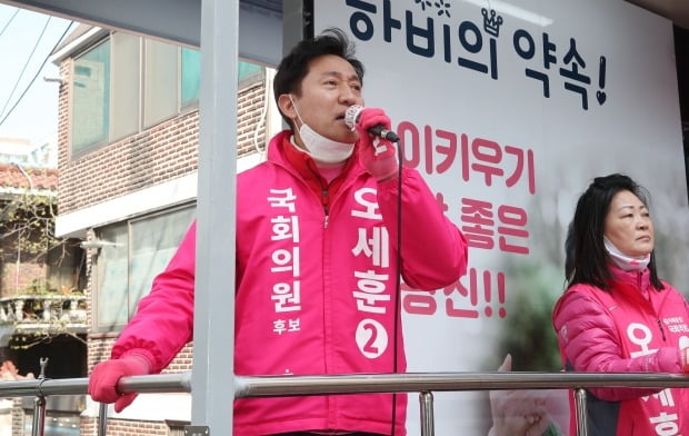  21대 총선 서울 광진을에 출마한 미래통합당 오세훈 후보가 9일 오후 광진구 구의동 일대에서 지지를 호소하고 있다. (사진=연합뉴스)