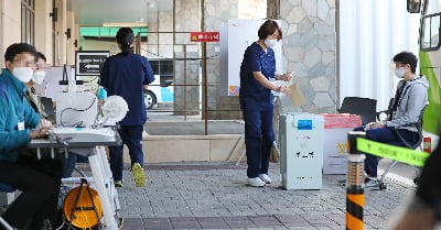 코로나19 경증환자들도 사전투표…야외투표소서 가운·장갑 착용 후 참여