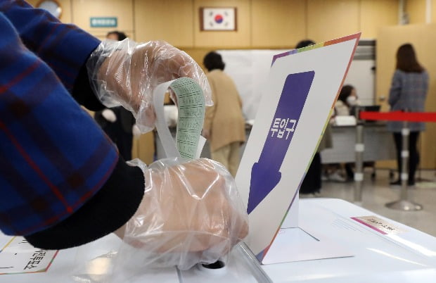 21대 국회의원선거 사전투표소에서 시민들이 투표하고 있다.(사진=연합뉴스)