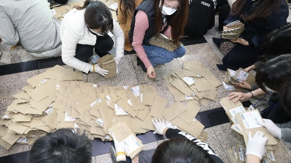 21대 국회의원 사전투표가 끝난 11일 오후 서울역 사전투표소에서 관계자들이 투표용지를 분류하고 있다. 사진=연합뉴스