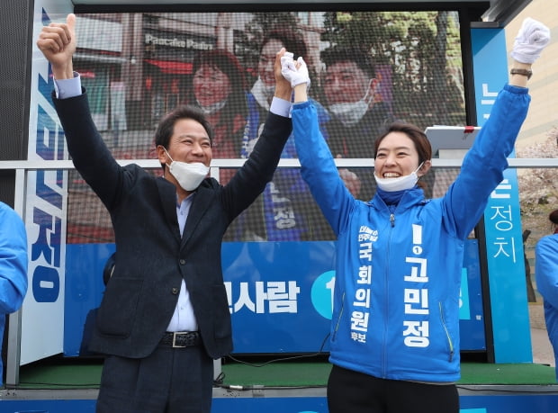 임종석 전 청와대 비서실장(왼쪽)이 12일 오전 서울 광진구 롯데백화점 스타시티점 앞에서 유세 중이던 고민정 더불어민주당 후보(오른쪽)를 찾아 유권자들을 향해 함께 인사하고 있다/사진=연합뉴스