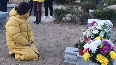 심상정, 故 노회찬 묘소 참배…"'정의당의 길' 가라 하실 것"