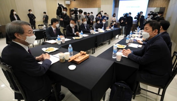 정운찬 한국야구위원회(KBO) 총재가 14일 오전 서울 강남구 브라이드밸리에서 열린 긴급이사회에서 프로야구단 사장들과 신종 코로나바이러스 감염증(코로나19)로 연기된 시즌 개막 및 주요 사안을 논의하고 있다. 사진=연합뉴스