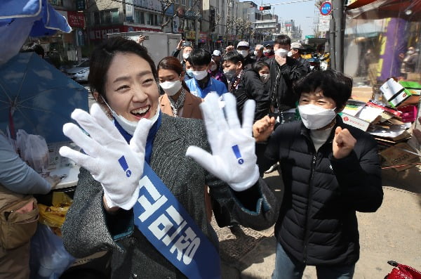 文 숨결 아는 사람이라서? 민주당은 왜 고민정을 집중 지원했을까