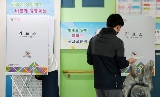 제21대 국회의원 선거일인 15일 오전 대구시 달서구 용전초등학교에 마련된 투표소에서 한 시민이 기표소로 향하고 있다. /사진=연합뉴스