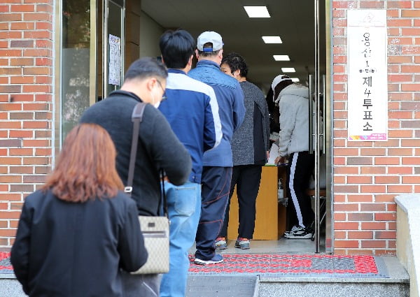 제21대 국회의원 선거일인 15일 오전 대구시 달서구 성서중학교에 마련된 투표소에서 시민들이 줄지어 서 있다. 사진=연합뉴스