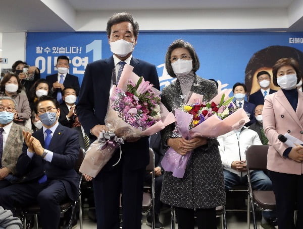 더불어민주당 이낙연 서울 종로구 국회의원 후보가 15일 선거사무소 상황실에서 21대 국회의원선거 당선이 확실시되자 부인 김숙희 여사와 꽃다발을 들고 있다. 사진=연합뉴스